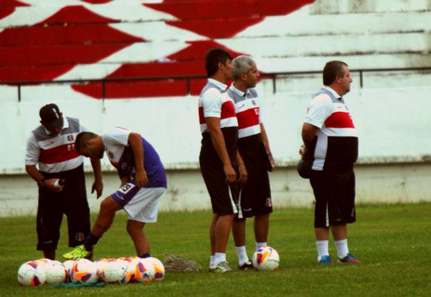 Técnico optou por manter o suspense às vésperas de jogo contra o Paraná pela Série B do Campeonato Brasileiro (Foto: Antônio Melcop)