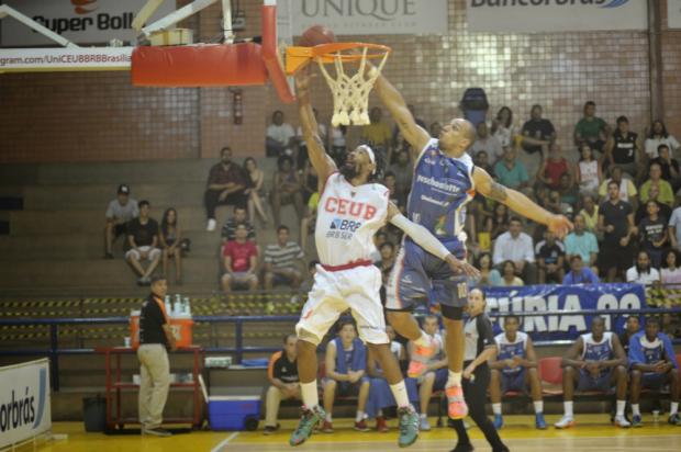 O ala Alex (de azul) é o grande favorito a ficar com o prêmio de Melhor Defensor do NBB (Foto: Brito Júnior)