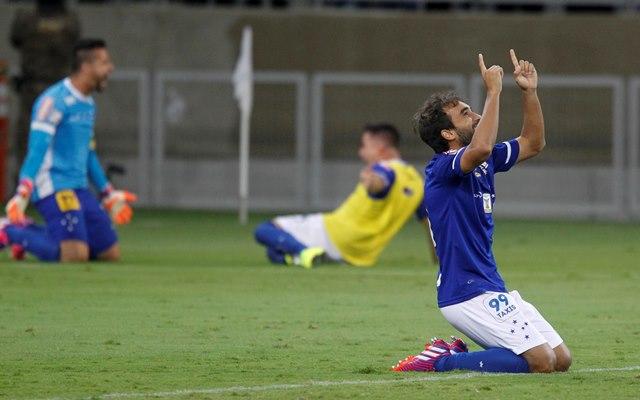 Gabriel Xavier (em primeiro plano) e o goleiro Fábio celebraram a classificação dramática do Cruzeiro (Foto: Washington Alves/LightPress)