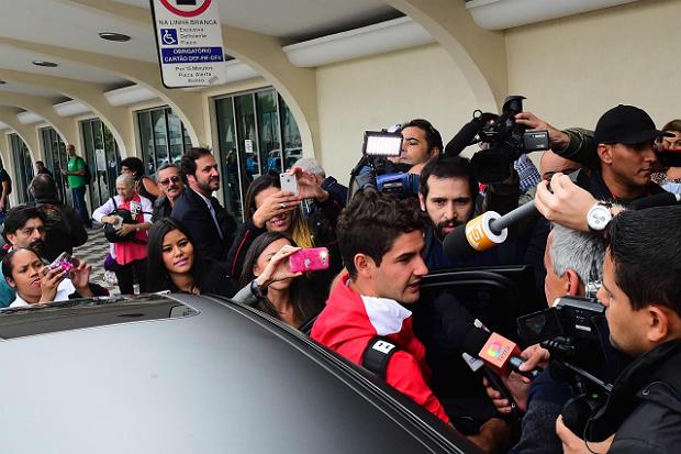 Emprestado pelo Corinthians até o final do ano, Pato deixou o aeroporto em carro particular, longe da delegação tricolor