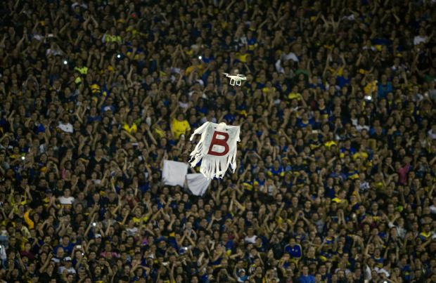Um drone recordando o rebaixamento do River Plate sobrevoou a hostil Bombonera (Foto: Alejandro Pagni)