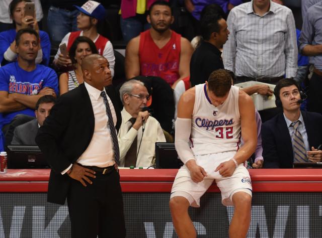 O técnico Doc Rivers e o armador Blake Griffin durante o derradeiro quarto do jogo (Foto: Mark Ralston)