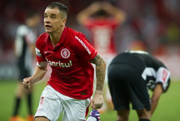 Mão lesionada não impediu armador de marcar o segundo gol do Inter sobre o Atlético-MG, na quarta-feira