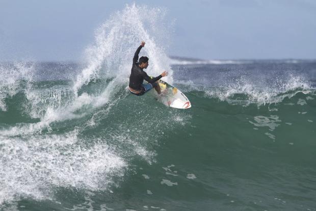 Apesar do apoio da torcida, Gabriel Medina cai para havaiano Keanu Asing e está eliminado do WCT do Rio