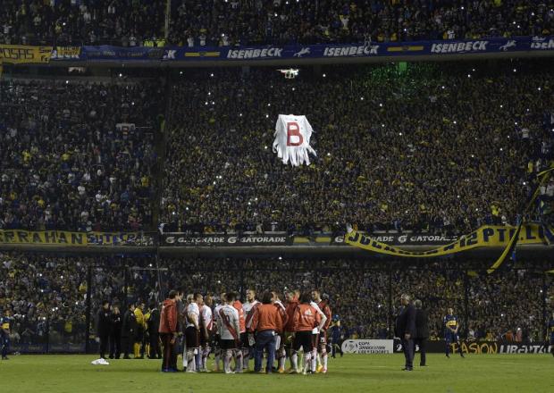 Clássico ficou paralisado por mais de uma hora antes de ser suspenso; Torcida do Boca provocou rivais com drone(Foto: JUAN MABROMATA / AFP)