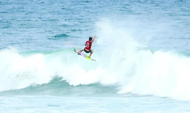 O brasileiro Ítalo Ferreira venceu na repescagem e vai encarar seu compatriota Jadson André nas quartas do Rio Pro