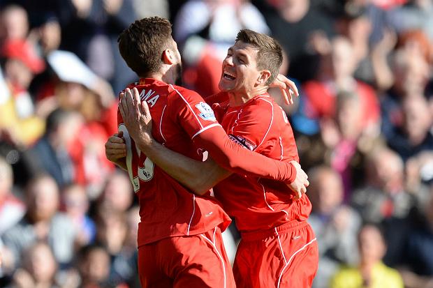 O primeiro abraço de Lallana após o gol tinha dono: Steven Gerrard, ovacionado