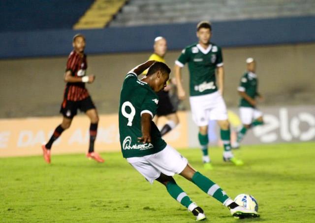 Camisa 9, Bruno Henrique foi 'abençoado' na noite deste sábado ao marcar os dois gols da vitória do Goiás