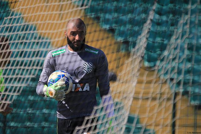 Com visual diferente e apelido de Muralha, Alex foi o grande destaque do Figueirense neste domingo