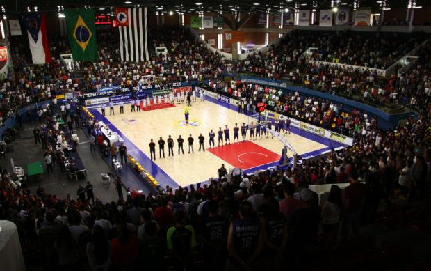 O ginásio Hugo Ramos, em Mogi das Cruzes, estava lotado para o jogo 4 da série de semifinais do NBB (Foto:Cleomar Macedo)