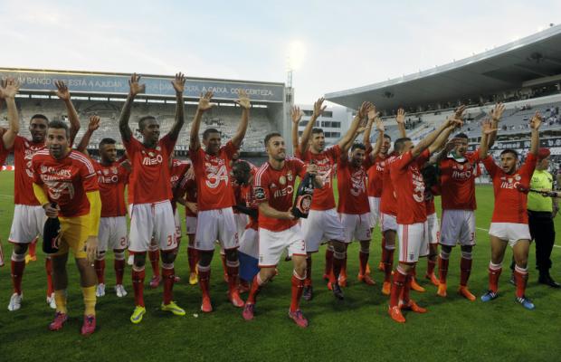 Os jogadores do Benfica fizeram a festa no Estádio D. Afonso Henriques pela conquista do título português (Foto:MIGUEL RIOPA)