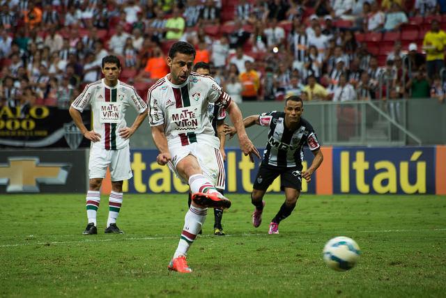 Fred sofreu pênalti no final do jogo e descontou para o Fluminense