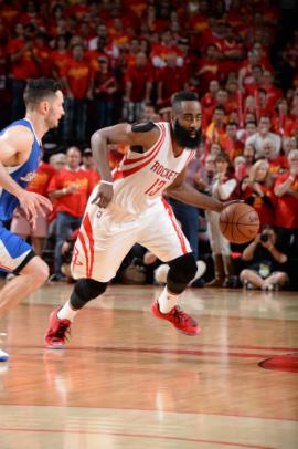 James Harden foi o cestinha do duelo, com 31 pontos (Foto:ANDREW D. BERNSTEIN)