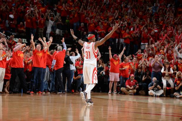 O Toyota Center celebrou a classificação do Houston Rockets à decisão da Conferência Oeste (Foto:ANDREW D. BERNSTEIN)