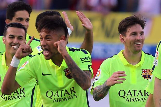 Neymar (à esq.) fatura primeiro grande título com a camisa do Barcelona (Foto: Cesar Manso)