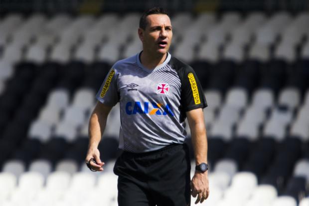 Treinador cruz-maltino espera melhor aproveitamento ofensivo do Vasco nas próximas rodadas do Brasileiro (Foto: Paulo Fernandes)