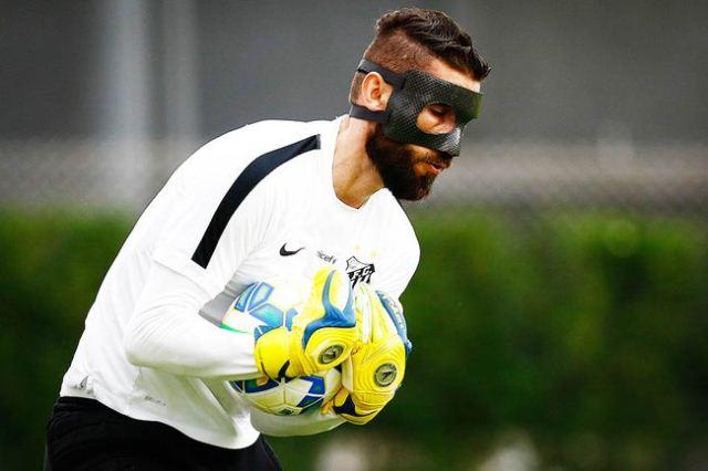 Vanderlei voltou a treinar com o grupo do Santos, mas poderá ser mantido no banco por boa fase de Vladimir