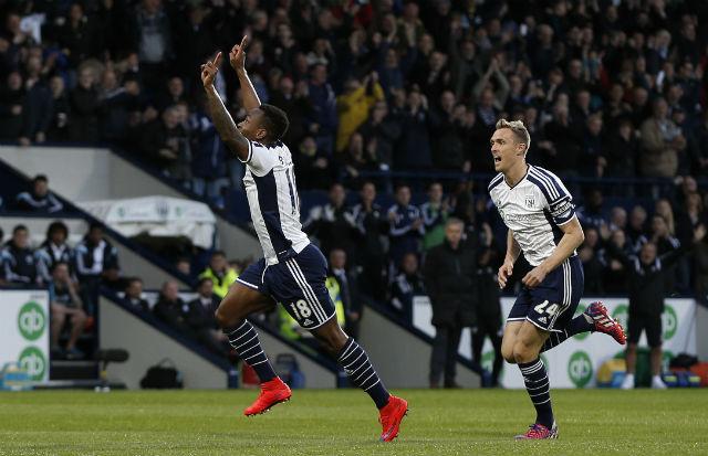 Berahino (E) marcou duas vezes para o West Bromwich (Foto: Adrian Dennis)