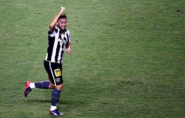 Elvis demonstrou confiança após o retorno e quer ajudar o Botafogo no restante da Série B