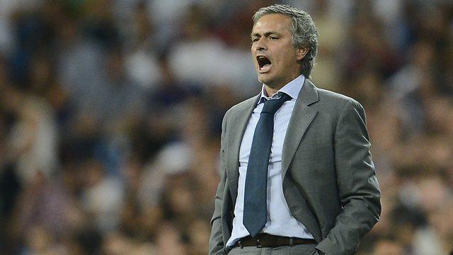 Mourinho negou ter recebido convite para retornar a Madri e justificou o contato com Pérez