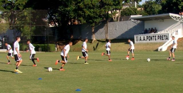 Elenco da Ponte Preta treina para enfrentar o Cruzeiro, no Mineirão, pela terceira rodada do Brasileiro
