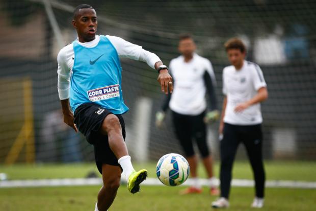 Três próximos jogos podem ser os últimos de Robinho no Santos caso a extensão de contrato não saia