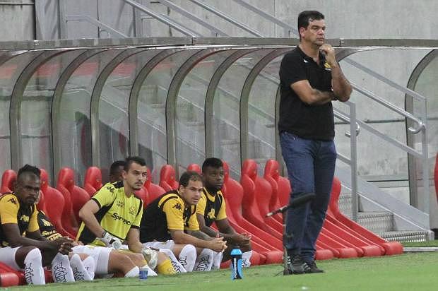 Técnico justifica erros da equipe mencionando desfalques e reformulação no elenco