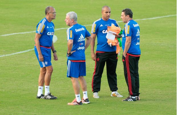 Sem utilizar Marcelo Cirino, Luxemburgo não esboçou a formação titular nesta tarde (Foto: Gilvan de Souza)
