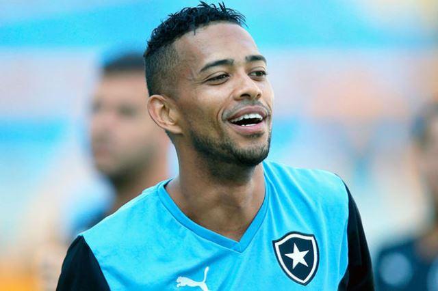 O lateral direito Luís Ricardo foi o autor do gol de empate do Botafogo contra o Figueirense pela Copa do Brasil