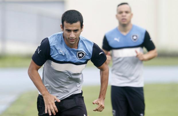 Utilizado como volante, o versátil Camacho exaltou a adaptação no Botafogo (Foto: Vítor Silva/SS Press)