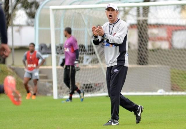 Com uma semana para preparar a equipe, o técnico Milton Mendes demonstra otimismo em relação ao time