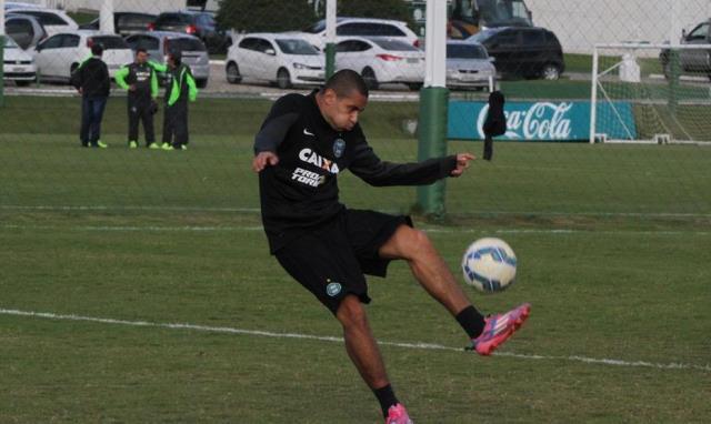 Recém-liberado pelo DM do Coxa, Wellington Paulista treinou nesta quinta e fica à disposição para domingo