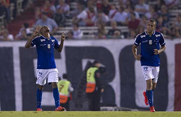 Marquinhos comemora o único gol da partida no Monumental de Nuñez: Cruzeiro larga na frente por vaga na semi