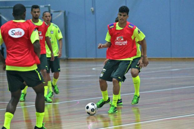 Improvisado em ginásio, treino da Seleção sub-20 foi mais recreativo do que tático nesta sexta-feira