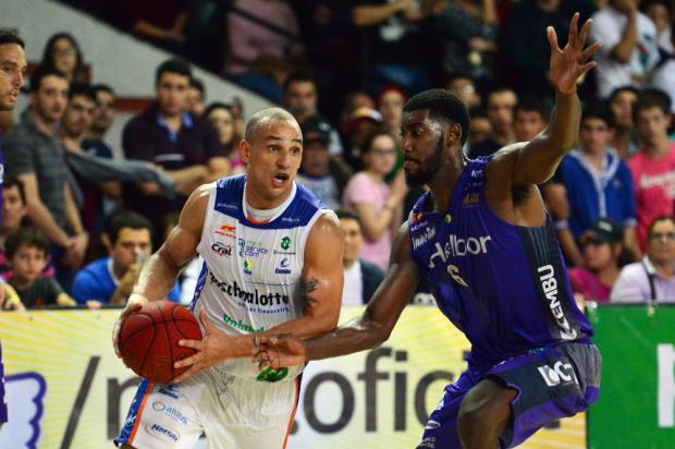 O ala Alex, do Bauru, é um dos candidatos ao prêmio de MVP da temporada atual do NBB