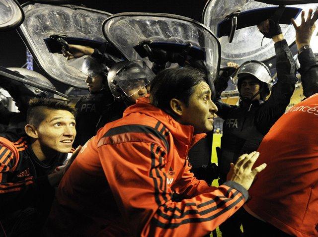 Jogadores do River Plate precisaram sair escoltados do gramado da Bombonera