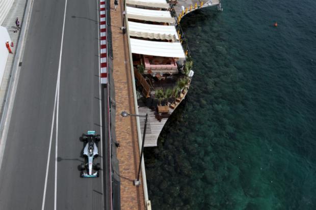 Lewis Hamilton andou bem à frente dos adversários e garantiu sua primeira pole em Mônaco