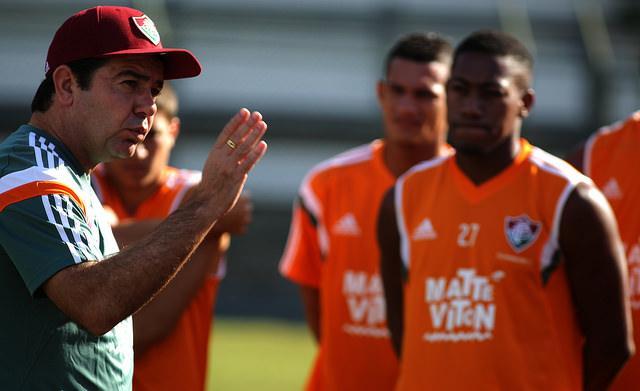 Às vésperas da estreia no Flu, Enderson faz nova mudança na equipe: Renato é testado na direita