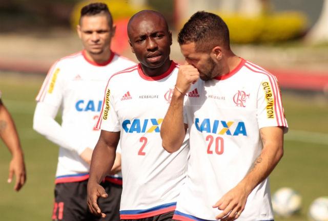 Lateral Armero, ao centro, deve estrear pelo Flamengo passado um mês e meio de sua contratação