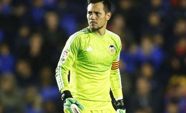 Brasileiro Diego Alves sai de campo com suspeita de lesão no joelho e pode perder Copa América