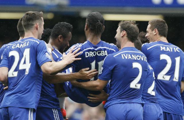 Em seu último jogo pelo Chelsea, Drogba deixou o campo carregado após comemorar título (Foto:Adrian Dennis)
