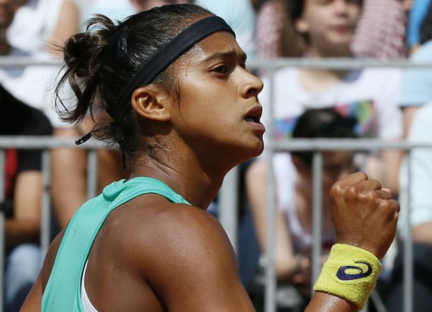 Teliana conseguiu somar muitos pontos com a conquista do ITF de Medellín e o WTA de Bogotá (Foto: PATRICK KOVARIK / AFP)