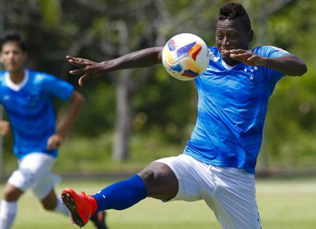 O atacante colombiano defenderá o Vasco por um ano, até maio de 2016