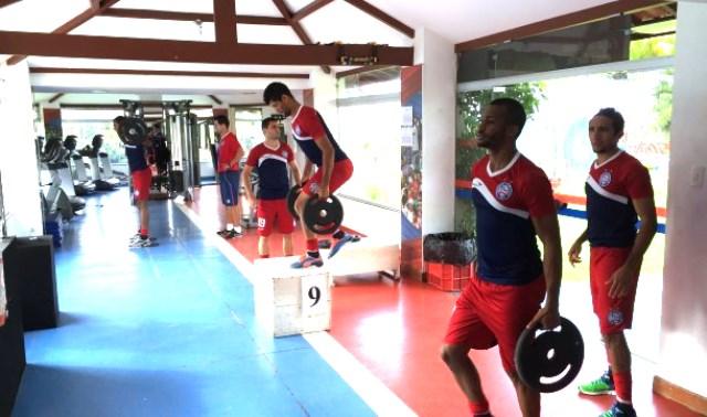 Parte do elenco do Bahia trabalho na academia na manhã desta segunda-feira, em Salvador