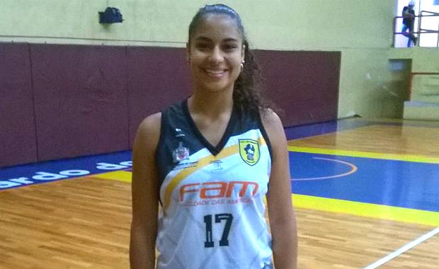Carina dos Santos Martins, a Cacá, servirá a Seleção feminina de basquete com 23 anos