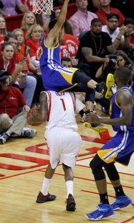 Stephen Curry caiu de mal jeito no segundo quarto do duelo contra os Rockets