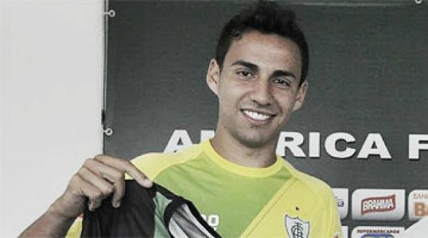 Recuperado de lesão muscular, Robertinho retorna ao América-MG e agradece departamento médico