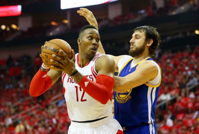 Dwight Howard e Andrew Bogut se envolveram em confusão no terceiro quarto. O pivô dos Rocketsa pode ser punido por uma cotovelada (Foto: Ronald Martinez)