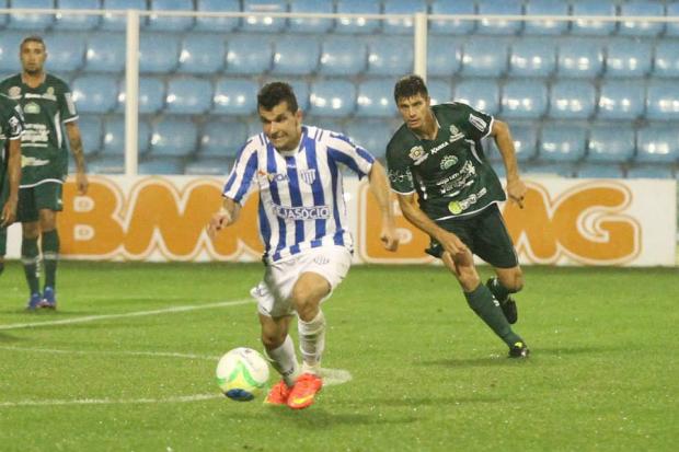 O lateral esquerdo Eltinho se recupera de lesão muscular e deve ser opção para o próximo jogo do Avaí