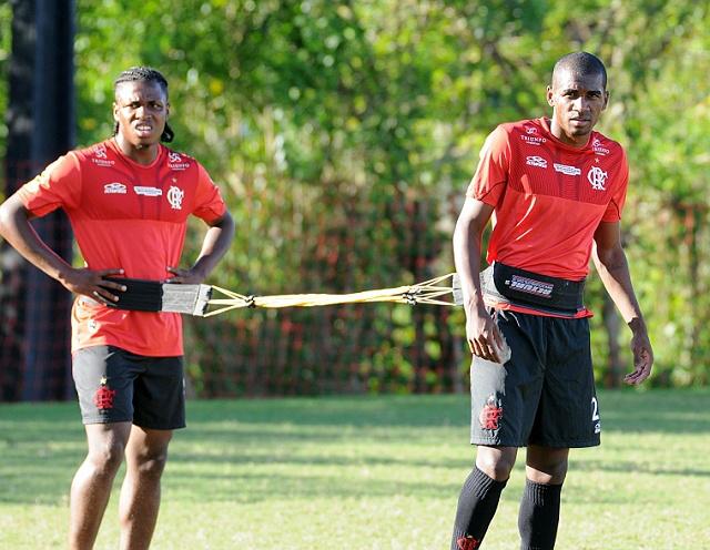 Marllon, a frente, é o novo reforço do Atlético-GO para a sequência da disputa da Série B
